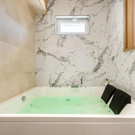 Διαμέρισμα Chic Sauna Et Bain *