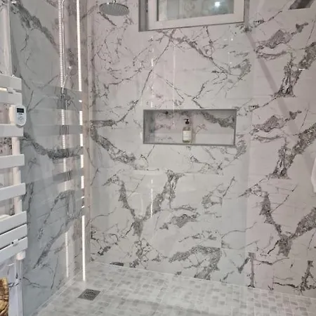 Διαμέρισμα Chic Sauna Et Bain *
